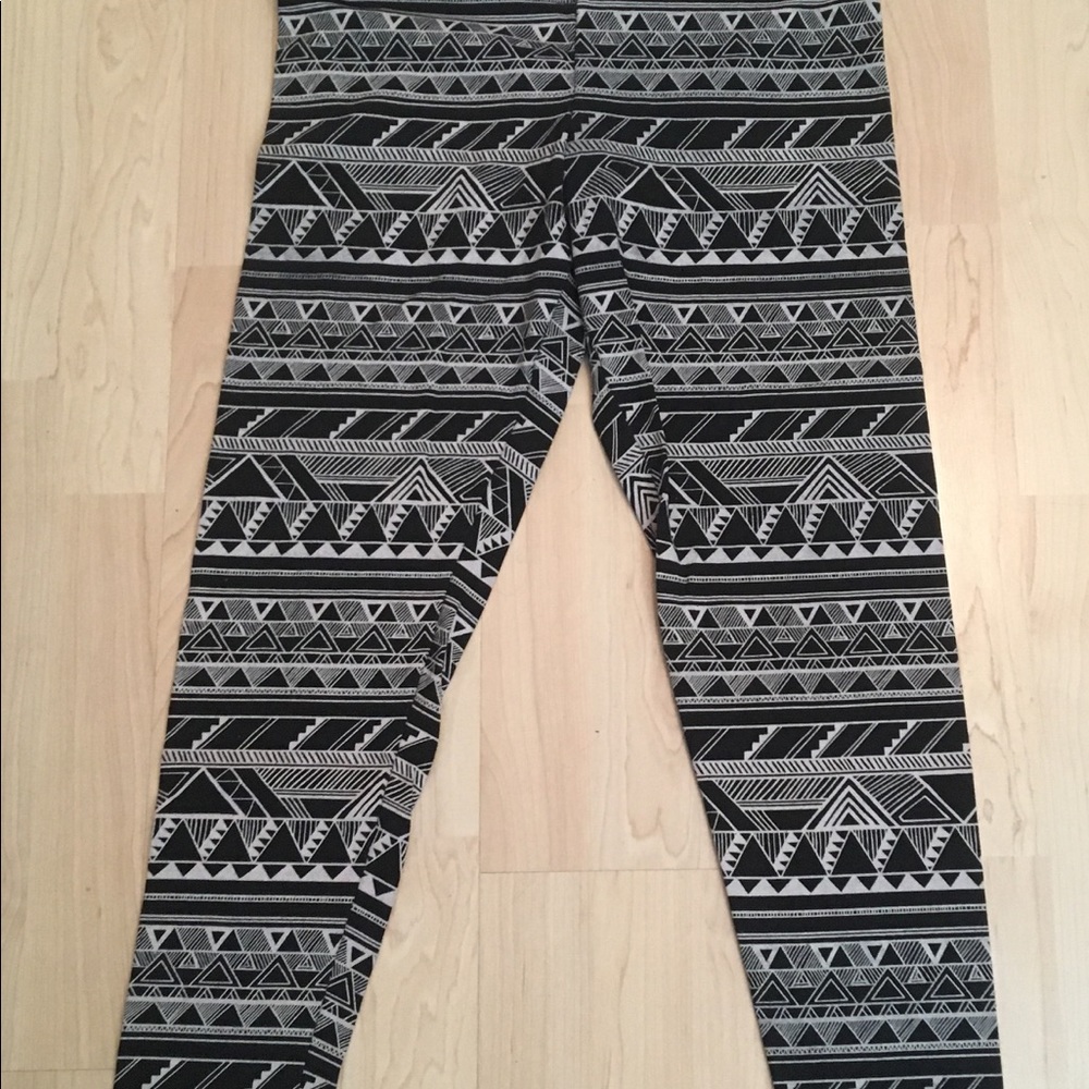 Victoria’s Secret pink yoga capris - Picture 2 of 3